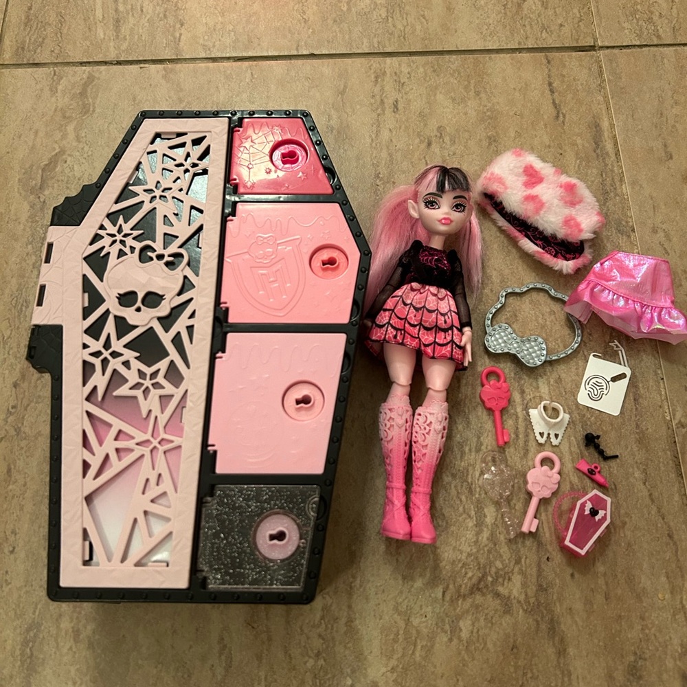 Monster High Draculaura Skulltimate Secrets Fearidescent Locker Outfits W/ Keys